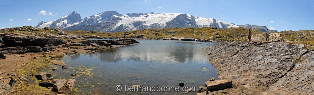 lac noir et massif de La Meije - hautes alpes - France