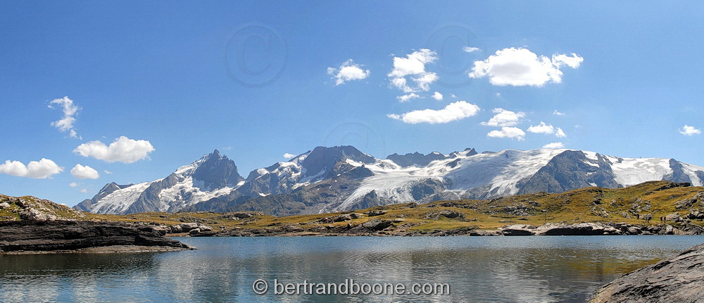 lac noir et massif de La Meije - hautes alpes - France