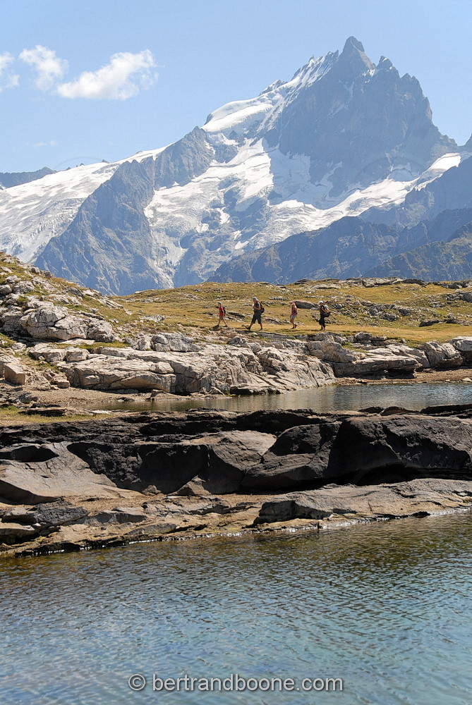 lac noir et massif de La Meije - hautes alpes - France