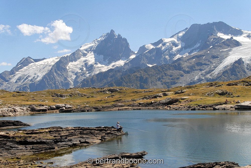 lac noir et massif de La Meije - hautes alpes - France